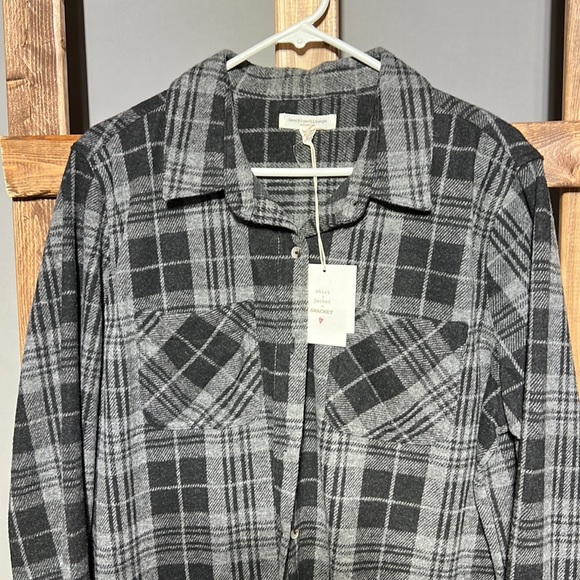 Beach lunch lounge lightweight  graphite black shacket. - Picture 2 of 6